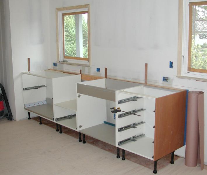 02/21 - Installing the first cabinets